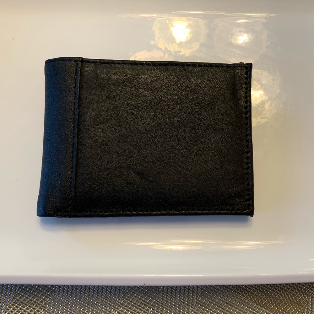Men's Solid Leather Bi-Fold Wallet